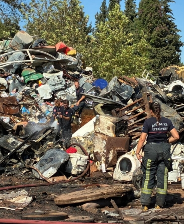Hurda yangını büyümeden söndürüldü