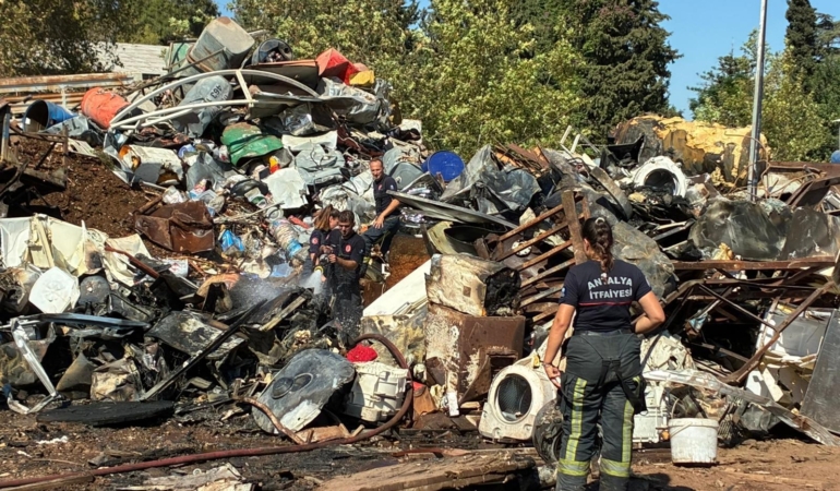 Hurda yangını büyümeden söndürüldü