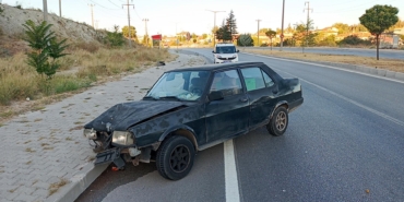 Kaza yaptığı otomobili bırakıp kaçtı