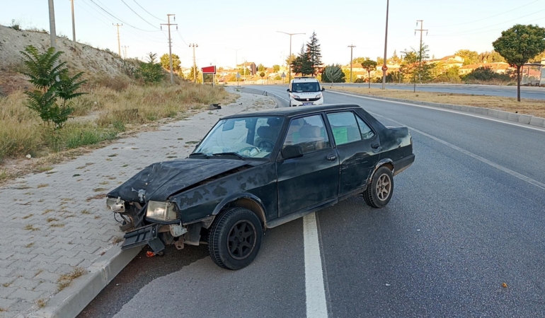 Kaza yaptığı otomobili bırakıp kaçtı