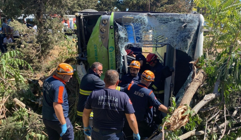 Direksiyonda fenalaşıp kaza yapan otobüs şoförü öldü