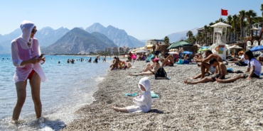 Antalya’da sahillerde ‘sarı yaz’ hareketliliği