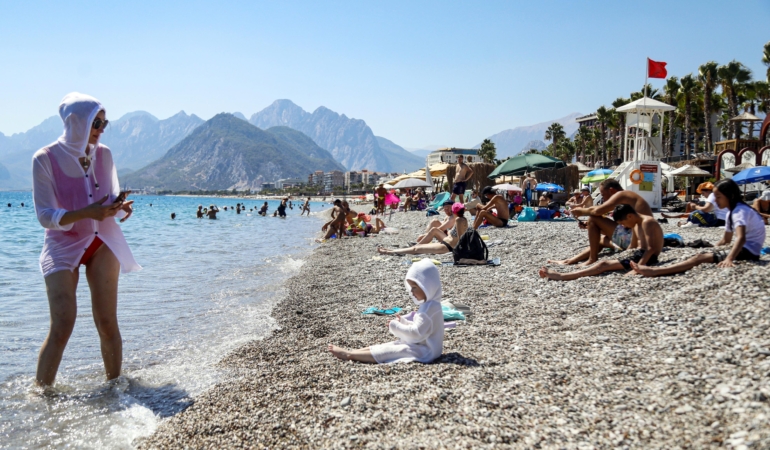 Antalya’da sahillerde ‘sarı yaz’ hareketliliği