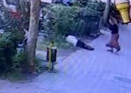 Ailesiyle yürürken husumetlisi bacağından vurdu