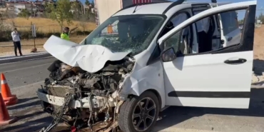 TIR ile ticari araç çarpıştı