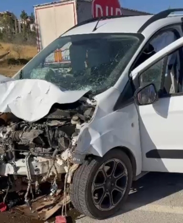 TIR ile ticari araç çarpıştı