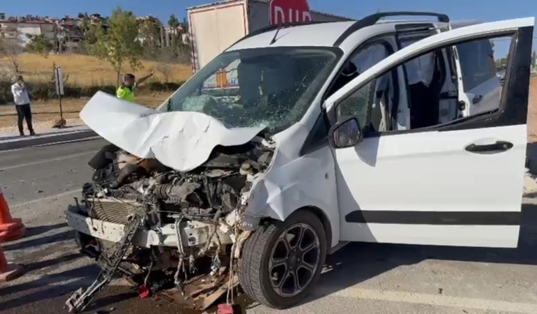 TIR ile ticari araç çarpıştı