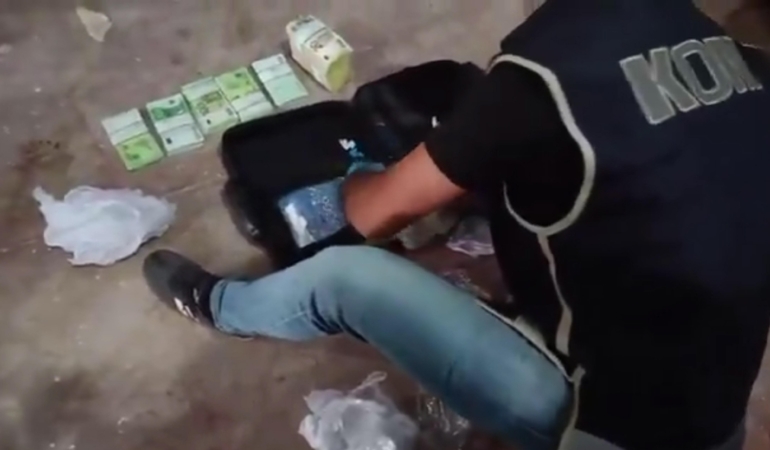 Manavgat Belediyesi’ne yönelik rüşvet soruşturmasında külçe altın, avro ve dolarlar depoda bulundu