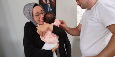 Devlet korumasındaki Begüm bebeğin kokusuyla annelik sevinci yaşadı Devlet korumasındaki Begüm bebeğin kokusuyla annelik sevinci yaşadı