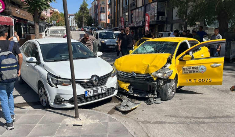 Burdur’da kaza: 3 yaralı