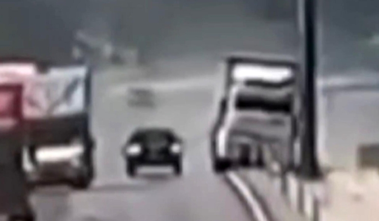 TIR’ın yol kenarındaki direğe çarptığı ölümlü kaza kamerada