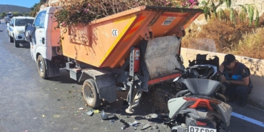 Atık toplama kamyonuna çarpan motosikletli öldü