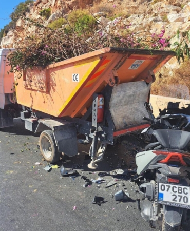 Atık toplama kamyonuna çarpan motosikletli öldü