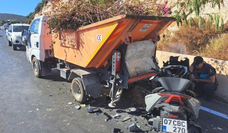 Atık toplama kamyonuna çarpan motosikletli öldü