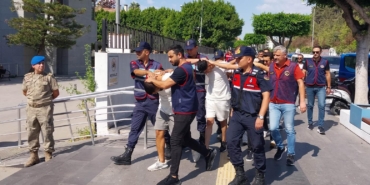 3 kişinin yaralandığı silahlı saldırının şüphelileri yurt dışına kaçma hazırlığındayken yakalandı 3 kişinin yaralandığı silahlı saldırının şüphelileri yurt dışına kaçma hazırlığındayken yakalandı