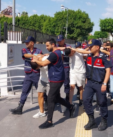 3 kişinin yaralandığı silahlı saldırının şüphelileri yurt dışına kaçma hazırlığındayken yakalandı