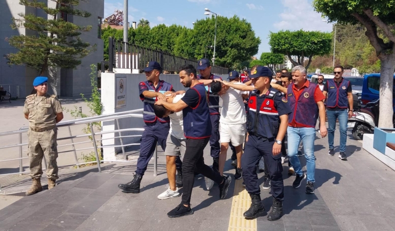 3 kişinin yaralandığı silahlı saldırının şüphelileri yurt dışına kaçma hazırlığındayken yakalandı