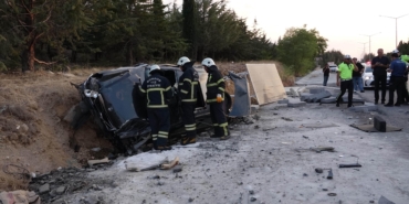 Burdur’da otomobil, otobüs durağına çarptı: 2 yaralı