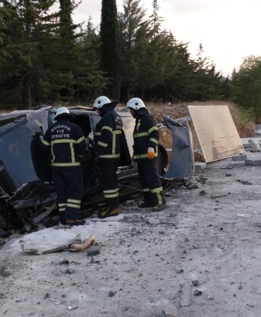 Burdur’da otomobil, otobüs durağına çarptı: 2 yaralı