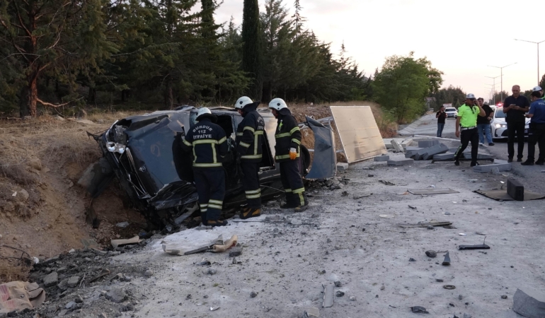 Burdur’da otomobil, otobüs durağına çarptı: 2 yaralı