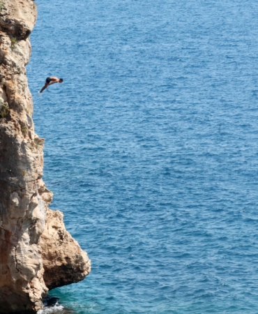 Sıcak havada deniz keyfi, falezlerde tehlikeli atlayış