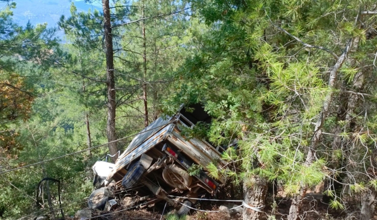 50 metrelik uçurumdan yuvarlanan sürücü yaşamını yitirdi