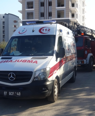 Bacadan sıçrayan alevler evi küle çevirdi