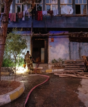 Tandırda başlayan yangın büyümeden söndürüldü