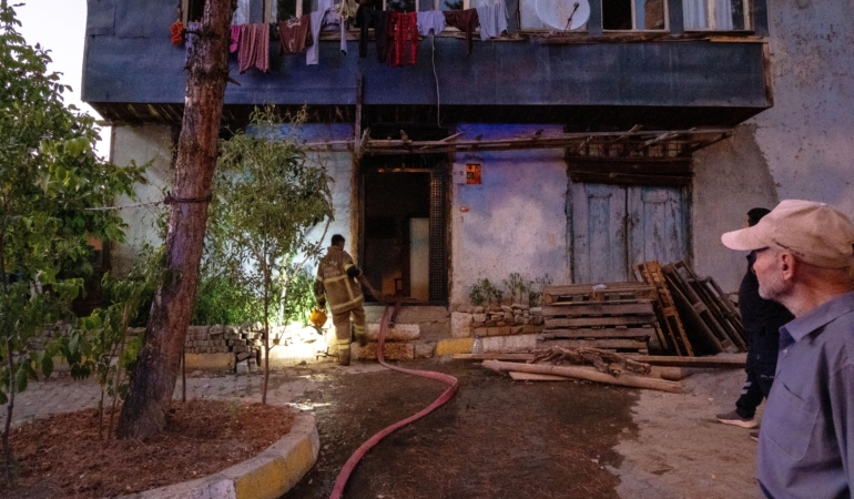 Tandırda başlayan yangın büyümeden söndürüldü