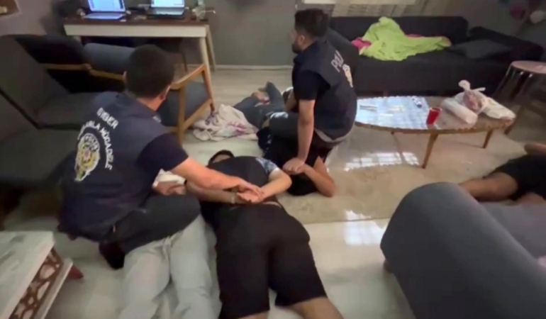 Siber suç operasyonunda 3 kişi tutuklandı