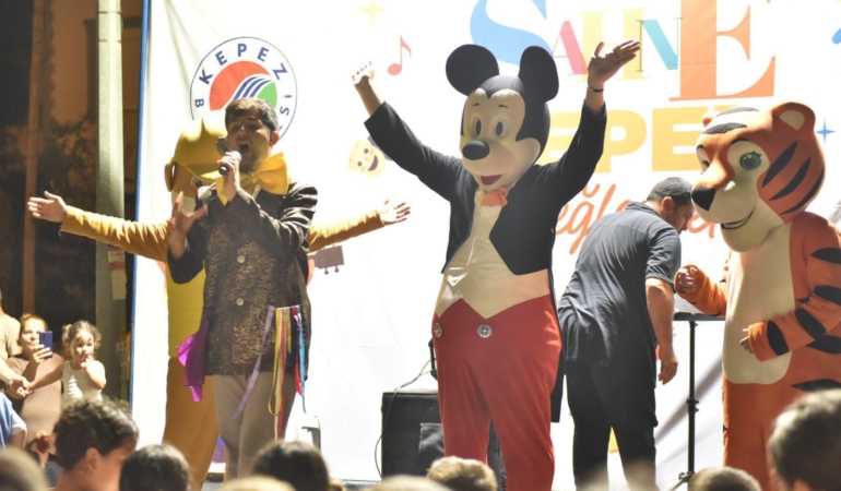 Kepez’in 68 mahallesinde ‘Sahne Kepez’ ile sanat ve eğlenceye devam