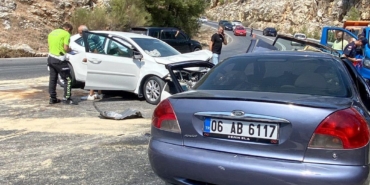 Otomobiller çarpıştı: 8 yaralı