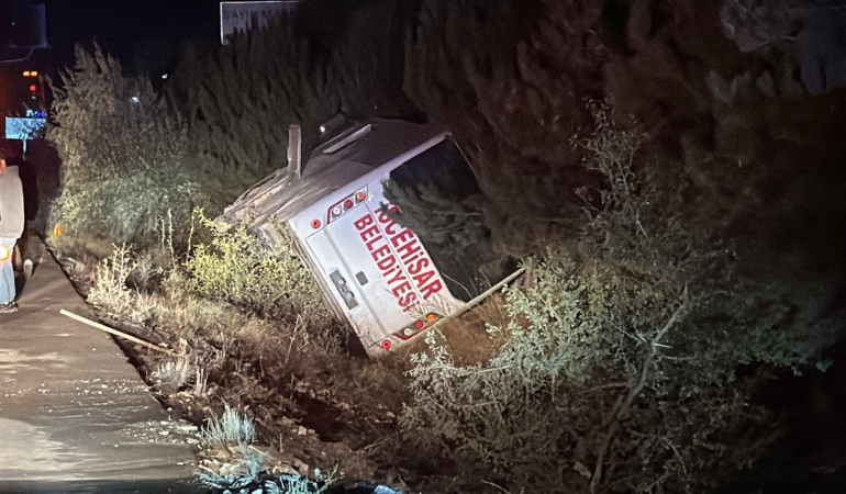 Afyonkarahisar’da yolcu midibüsü devrildi: 12 yaralı