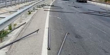 Tırdan düşen demir iskeleler yolu kapattı