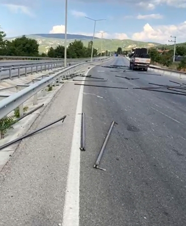 Tırdan düşen demir iskeleler yolu kapattı