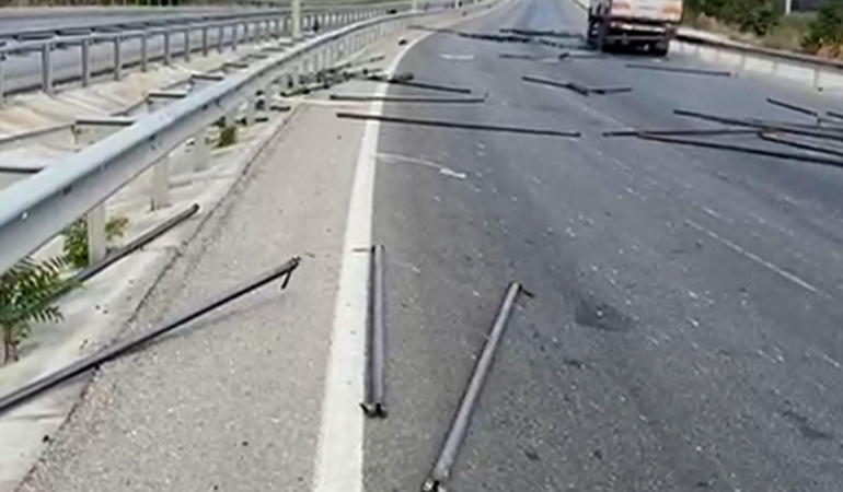 Tırdan düşen demir iskeleler yolu kapattı