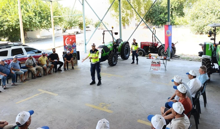 Traktör ve tarım araçları sürücülerine trafik eğitimi