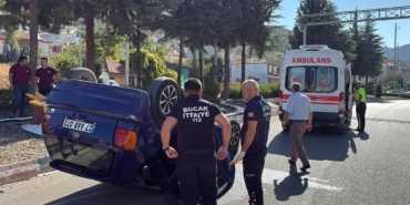 Refüje çarpan otomobil takla attı