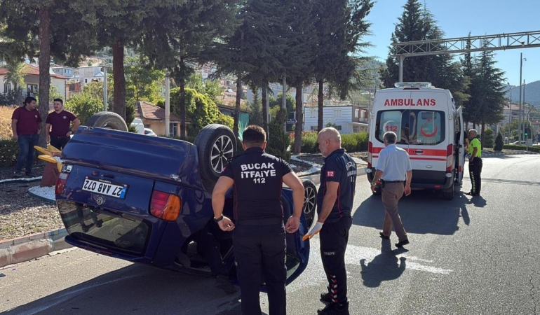 Refüje çarpan otomobil takla attı