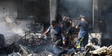 Her şeyini kaybettiği yangına müdahale eden itfaiyecilere su taşıdı Her şeyini kaybettiği yangına müdahale eden itfaiyecilere su taşıdı