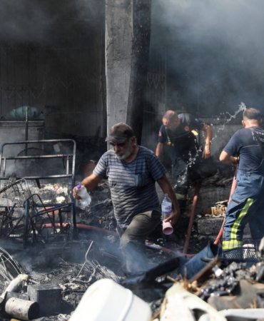 Her şeyini kaybettiği yangına müdahale eden itfaiyecilere su taşıdı