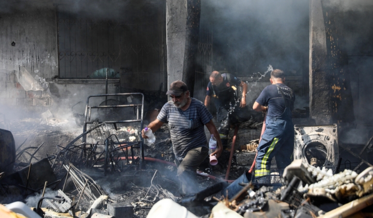 Her şeyini kaybettiği yangına müdahale eden itfaiyecilere su taşıdı
