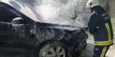 Park halindeki araç yandı