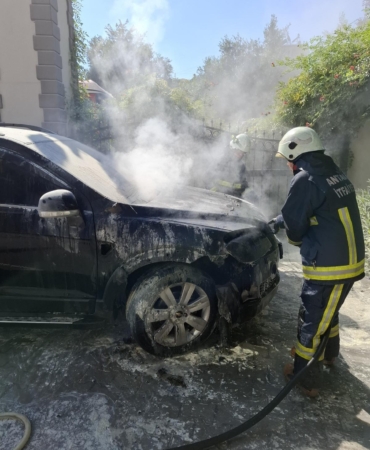 Park halindeki araç yandı