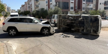 Antalya’da cip ile kamyonet kazasında 2 yaralı