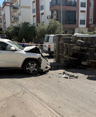 Antalya’da cip ile kamyonet kazasında 2 yaralı