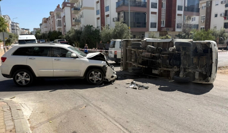 Antalya’da cip ile kamyonet kazasında 2 yaralı