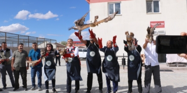 Tedavi ve rehabilitasyonu tamamlanan 27 kuş doğaya salındı Tedavi ve rehabilitasyonu tamamlanan 27 kuş doğaya salındı