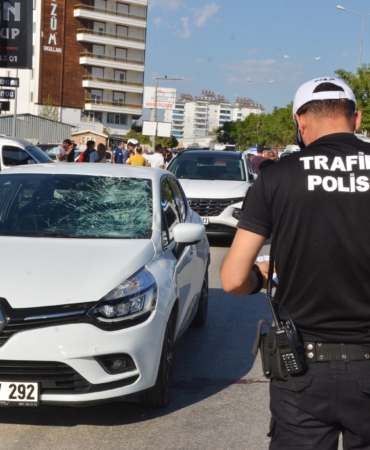 Otomobilin çarptığı baba- oğul yaralandı