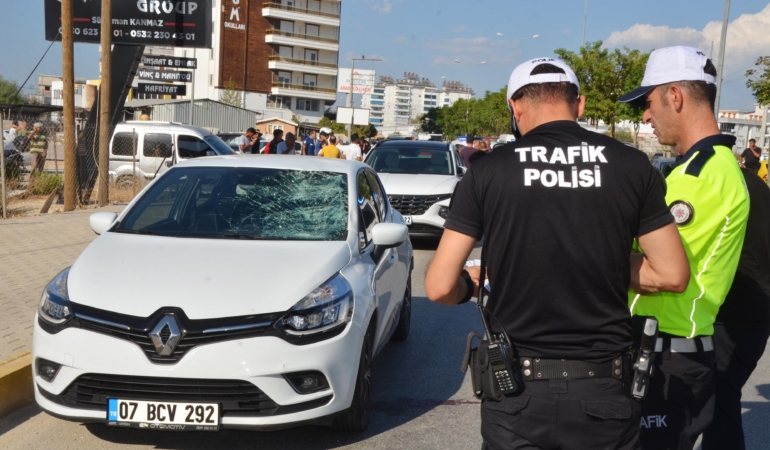 Otomobilin çarptığı baba- oğul yaralandı
